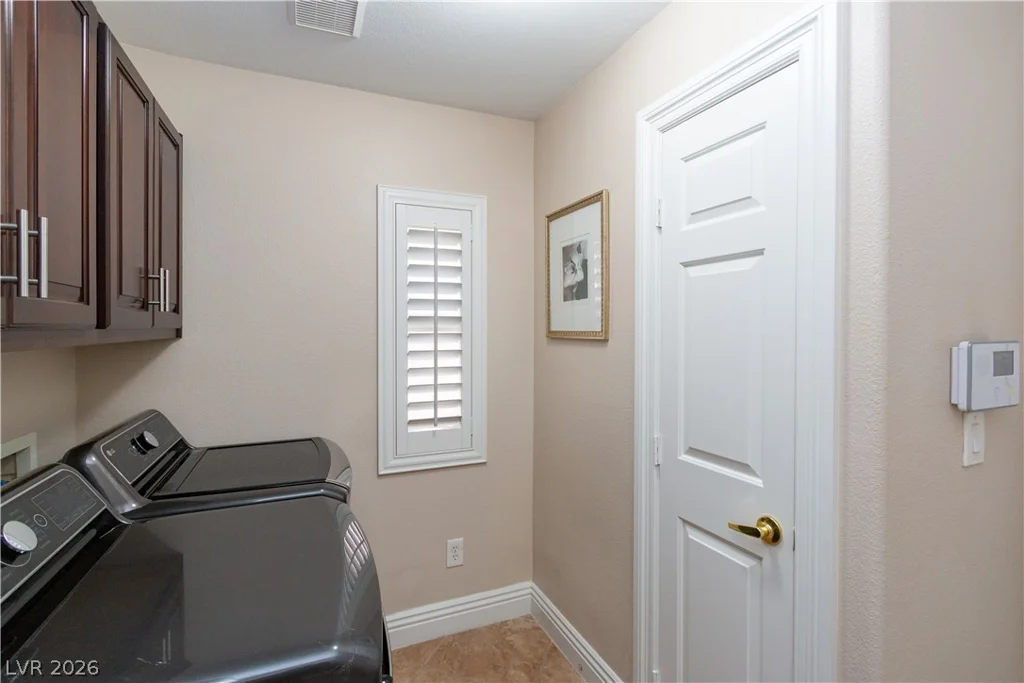 8391 Hollywood Hills, Las Vegas, NV 89178