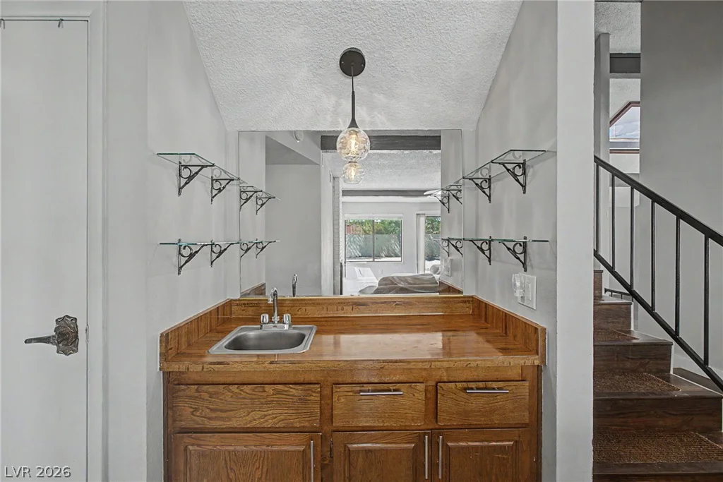 1884 Roxbury, Las Vegas, NV 89119