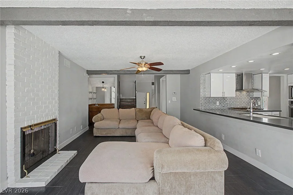 1884 Roxbury, Las Vegas, NV 89119