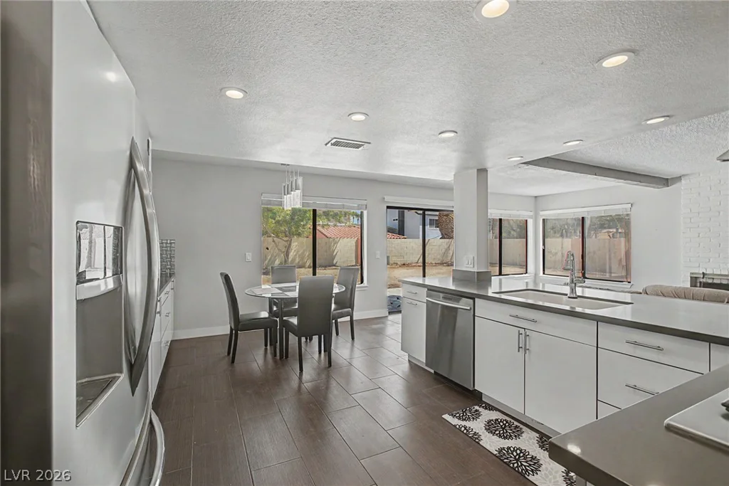 1884 Roxbury, Las Vegas, NV 89119