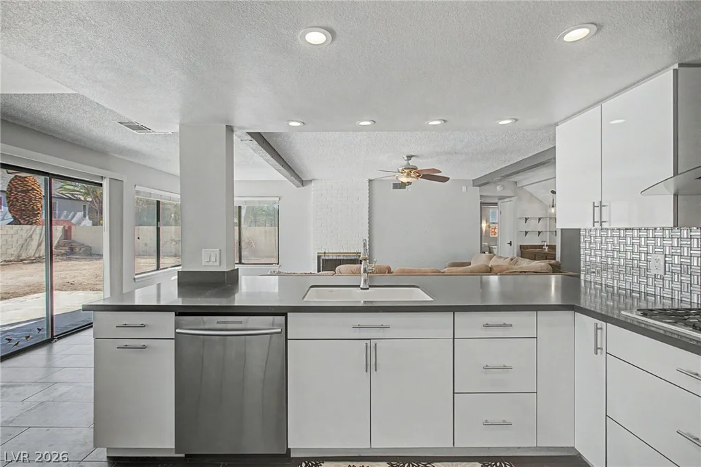 1884 Roxbury, Las Vegas, NV 89119