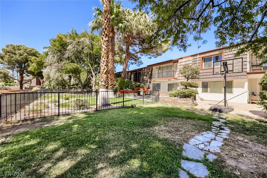 2951 Pinehurst, Las Vegas, NV 89109