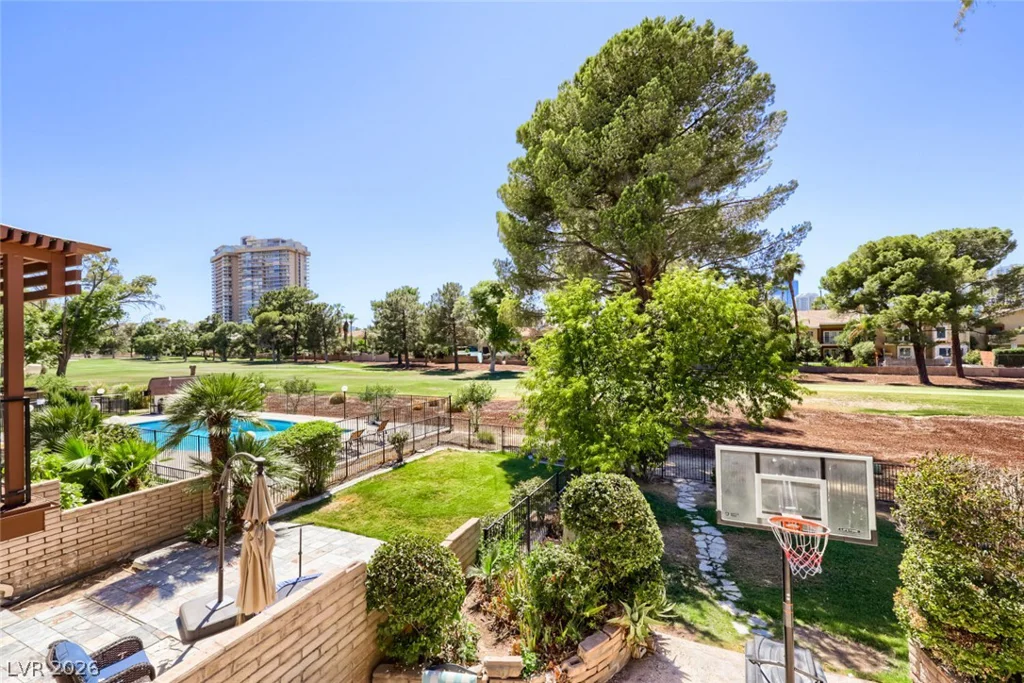 2951 Pinehurst, Las Vegas, NV 89109