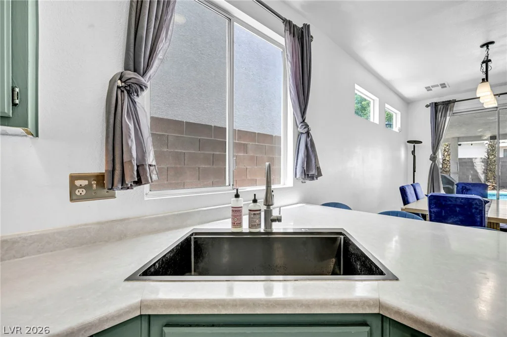 10052 Lemon Valley, Las Vegas, NV 89147