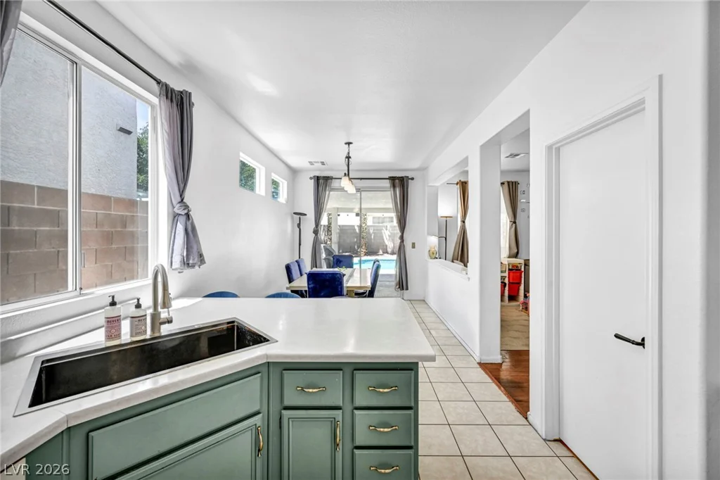 10052 Lemon Valley, Las Vegas, NV 89147
