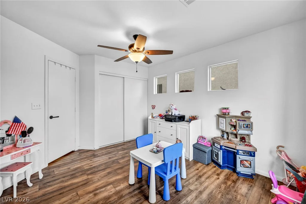 10052 Lemon Valley, Las Vegas, NV 89147