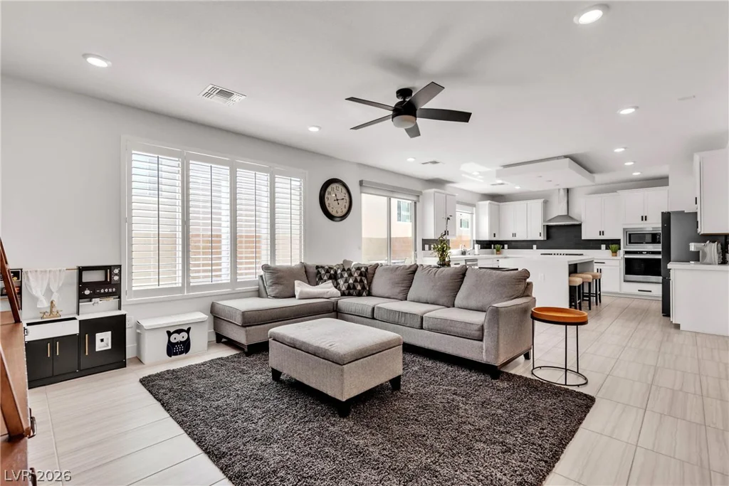 10122 Mystic Falls, Las Vegas, NV 89141