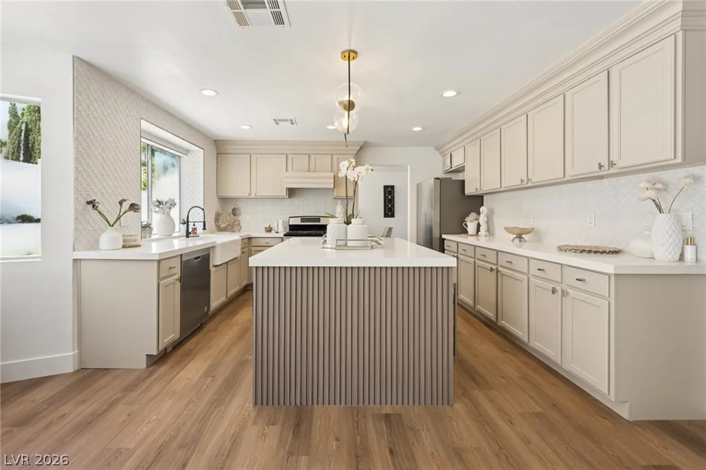 7825 Desert Bell, Las Vegas, NV 89128