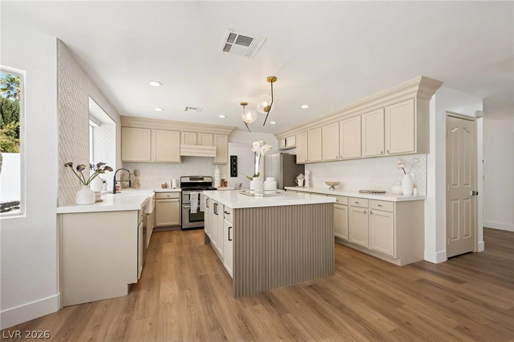 7825 Desert Bell, Las Vegas, NV 89128