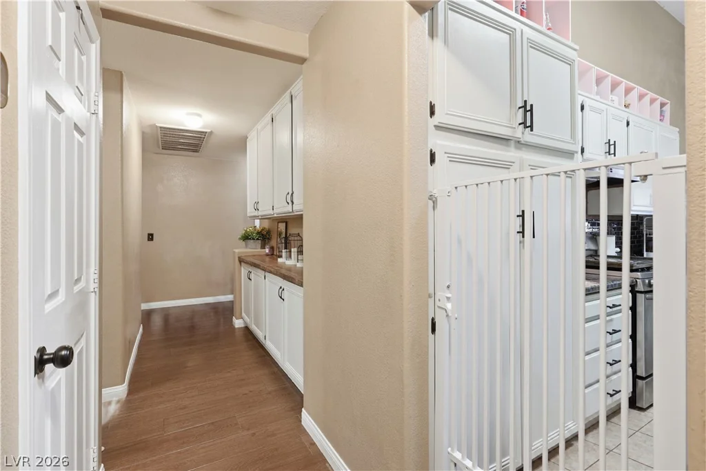 2730 Meadow Spring, Las Vegas, NV 89156