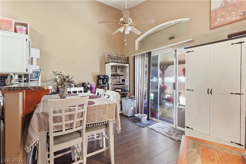 2730 Meadow Spring, Las Vegas, NV 89156