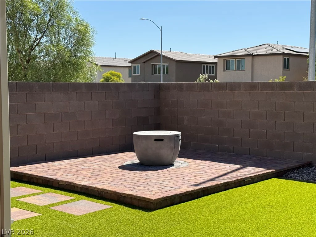 6727 Traveling Palmer, North Las Vegas, NV 89086
