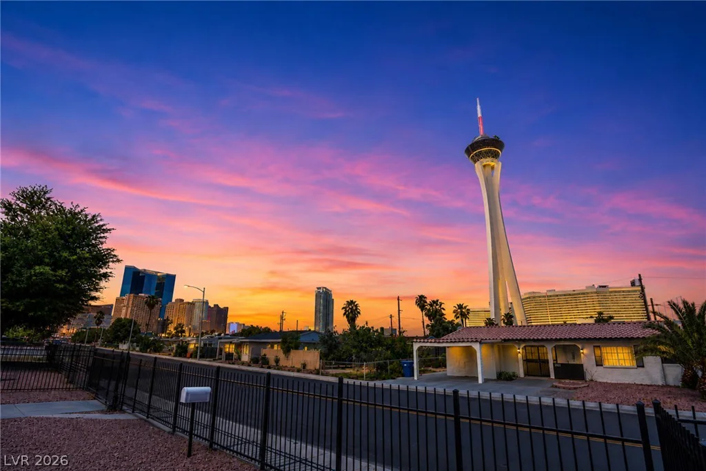 2101 Santa Paula, Las Vegas, NV 89104
