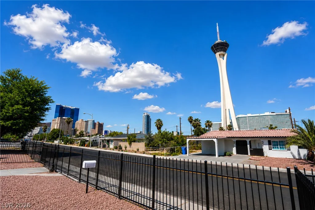 2101 Santa Paula, Las Vegas, NV 89104