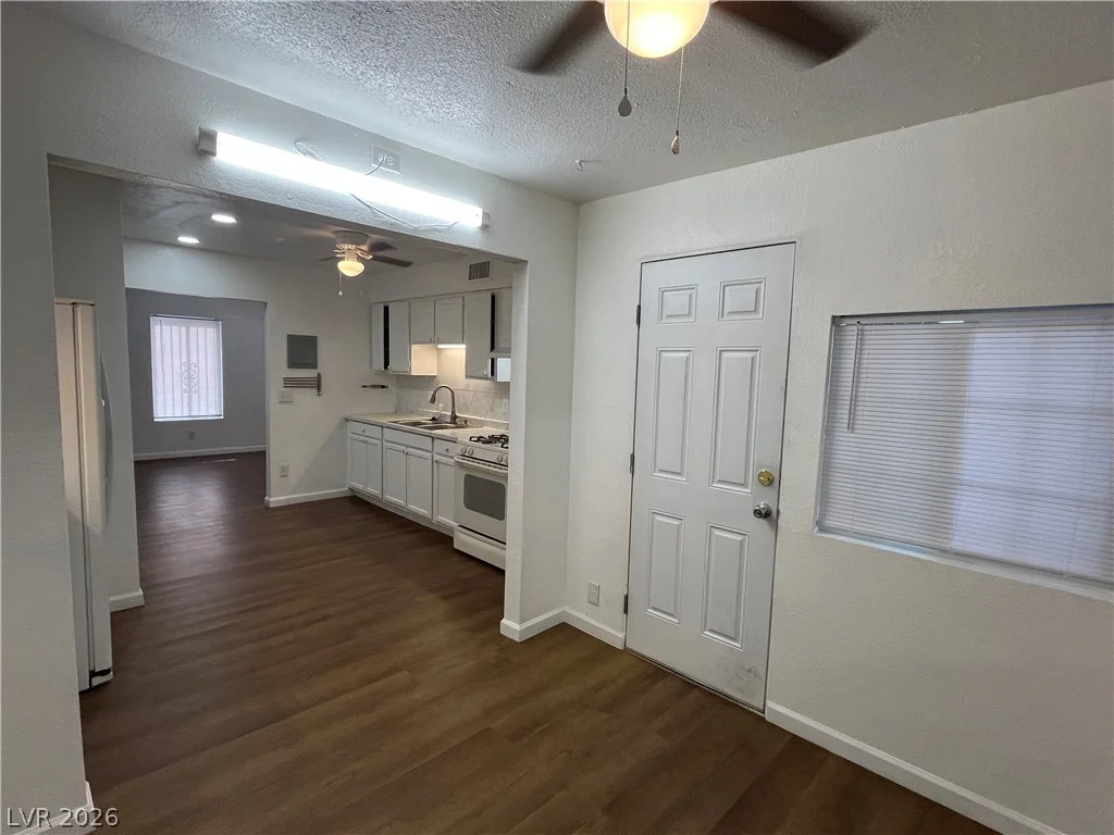 3974 Palos Verdes, Las Vegas, NV 89119