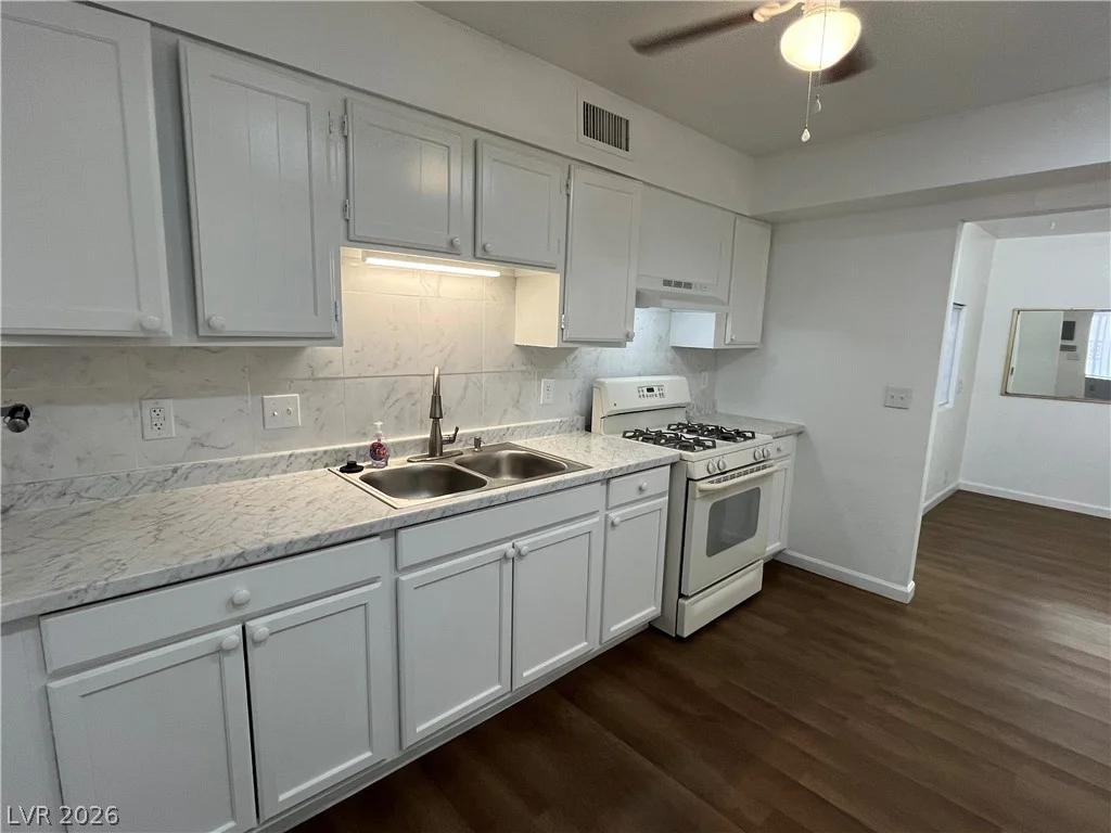 3974 Palos Verdes, Las Vegas, NV 89119