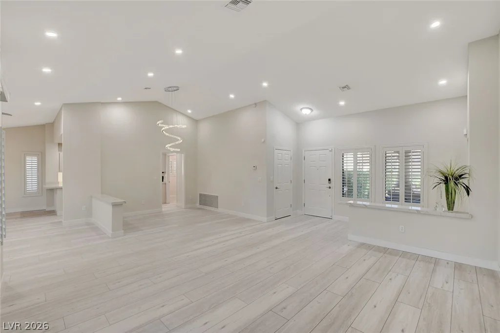 10044 Woodhouse, Las Vegas, NV 89134