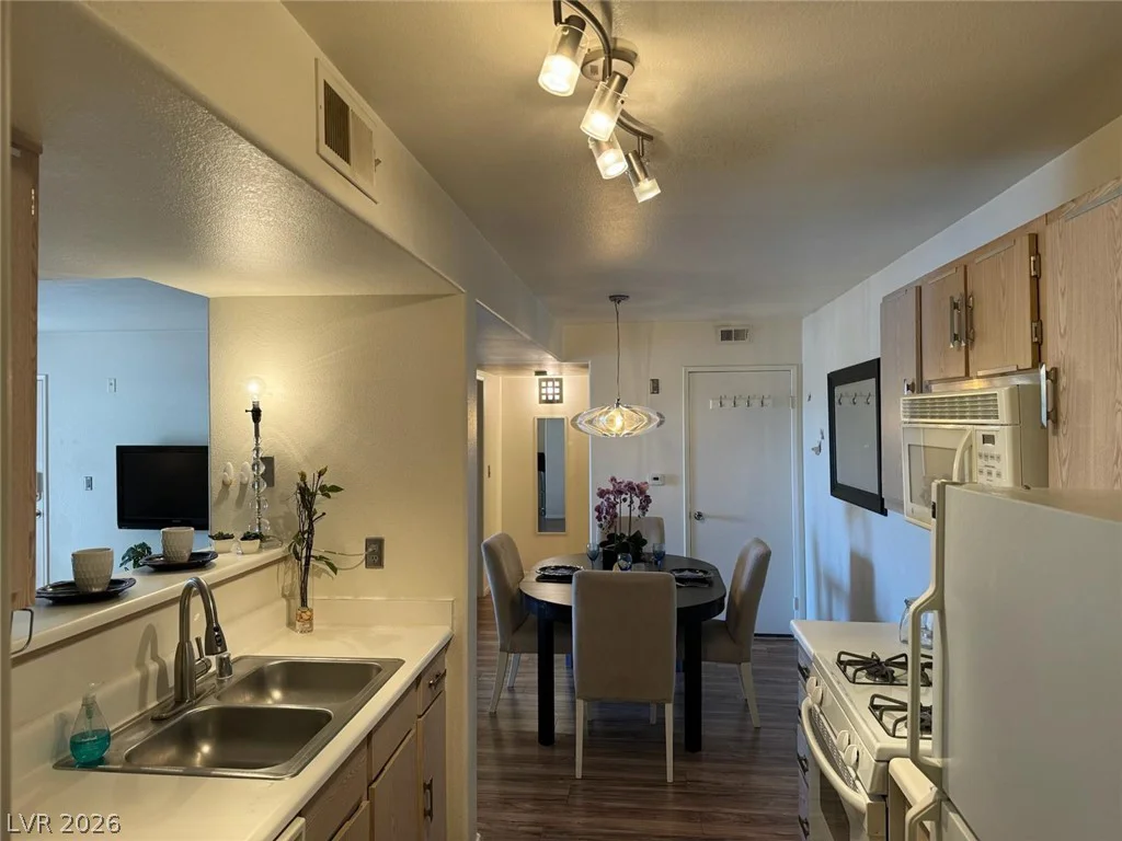 7885 Flamingo, Las Vegas, NV 89147