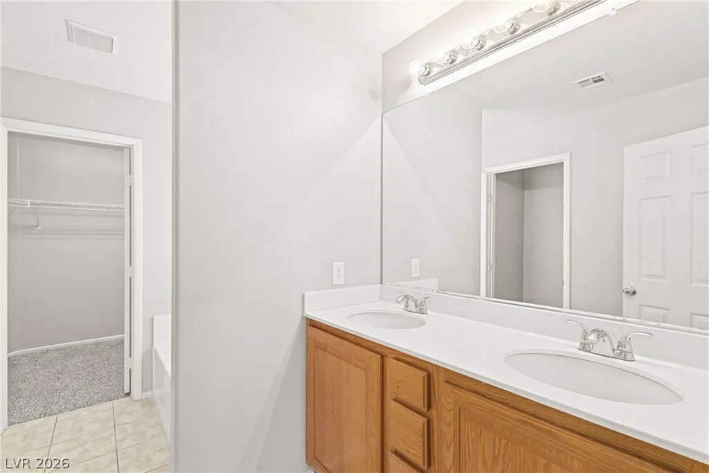 82 Wood Cliff, Las Vegas, NV 89183