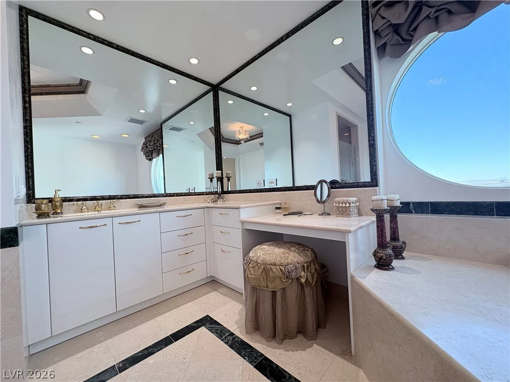 2857 Paradise, Las Vegas, NV 89109