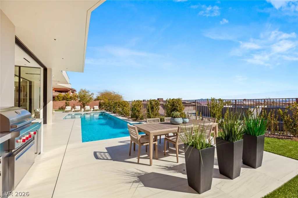 81 Hawk Ridge, Las Vegas, NV 89135