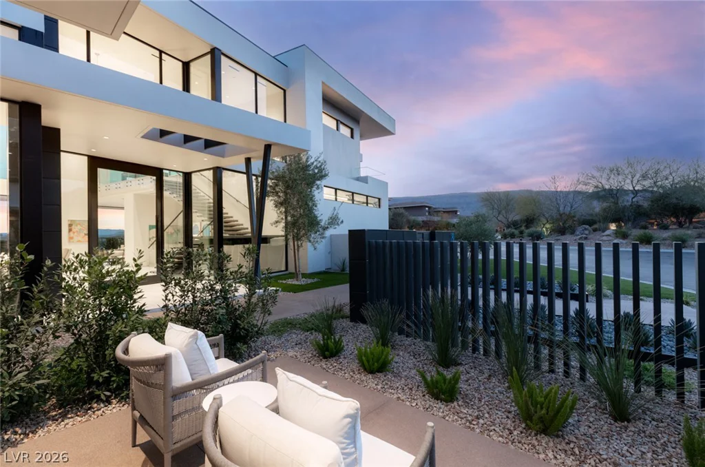 81 Hawk Ridge, Las Vegas, NV 89135