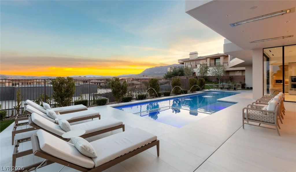 81 Hawk Ridge, Las Vegas, NV 89135