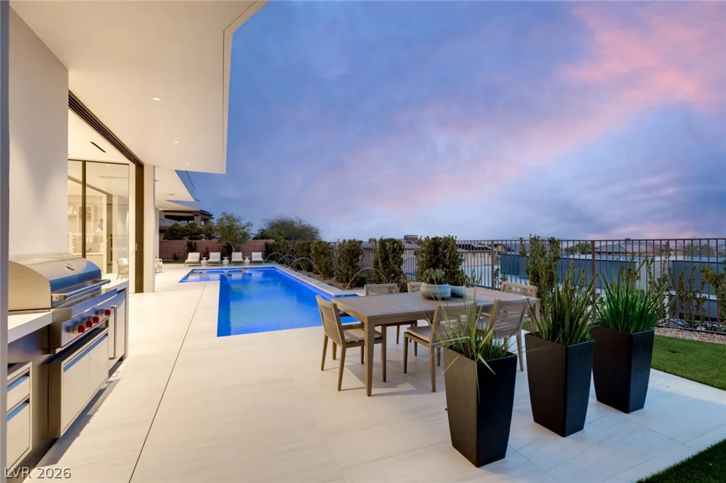 81 Hawk Ridge, Las Vegas, NV 89135