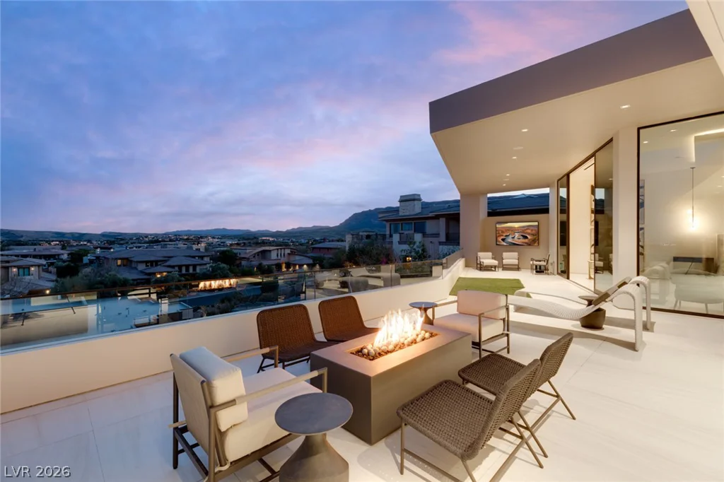 81 Hawk Ridge, Las Vegas, NV 89135