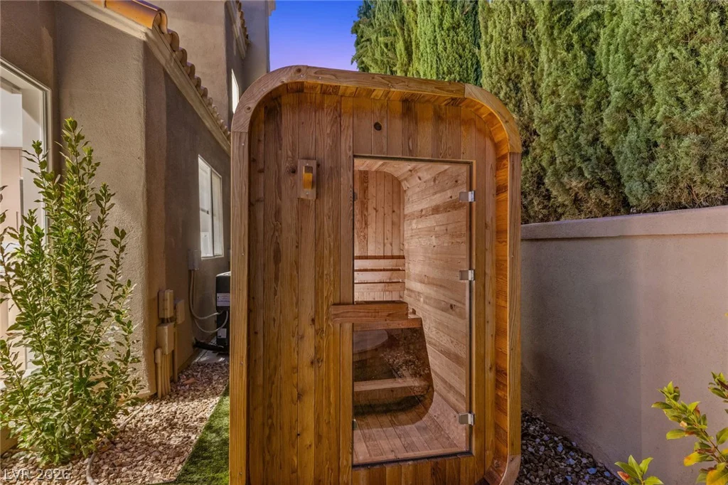 8371 Plum Creek, Las Vegas, NV 89113