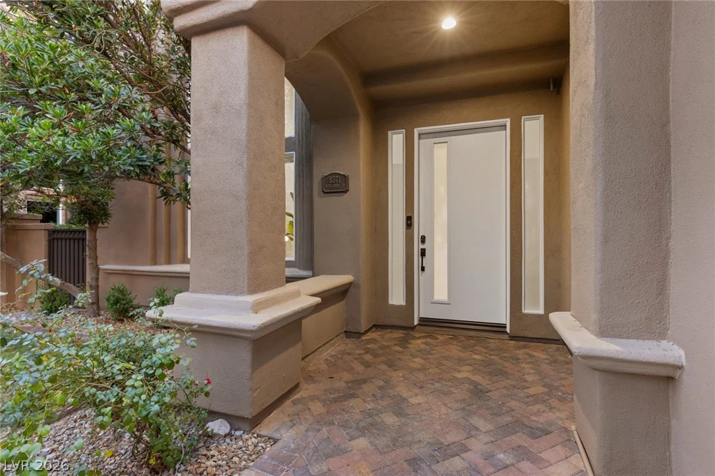 8371 Plum Creek, Las Vegas, NV 89113