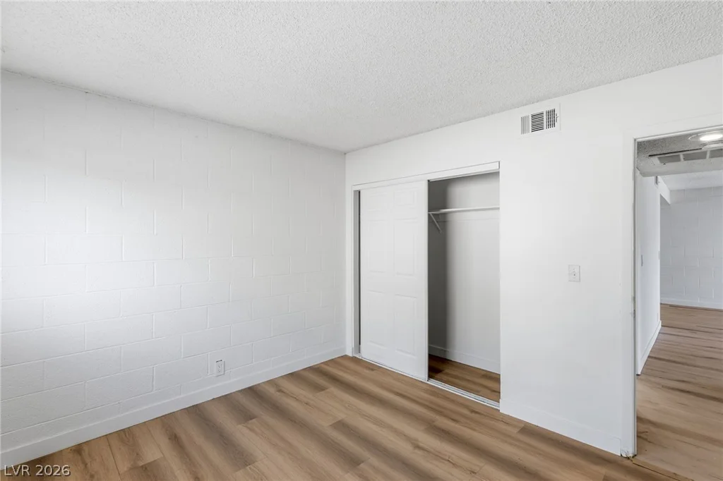 615 Royal Crest, Las Vegas, NV 89169