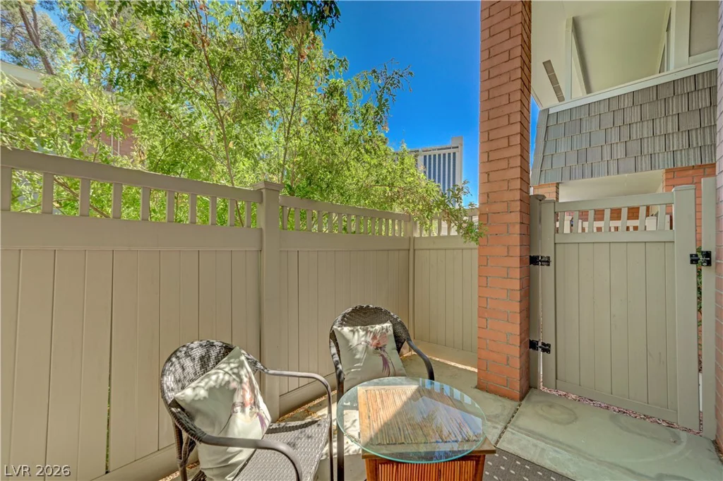 650 Oakmont, Las Vegas, NV 89109