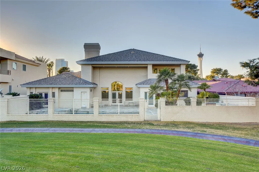 650 Oakmont, Las Vegas, NV 89109