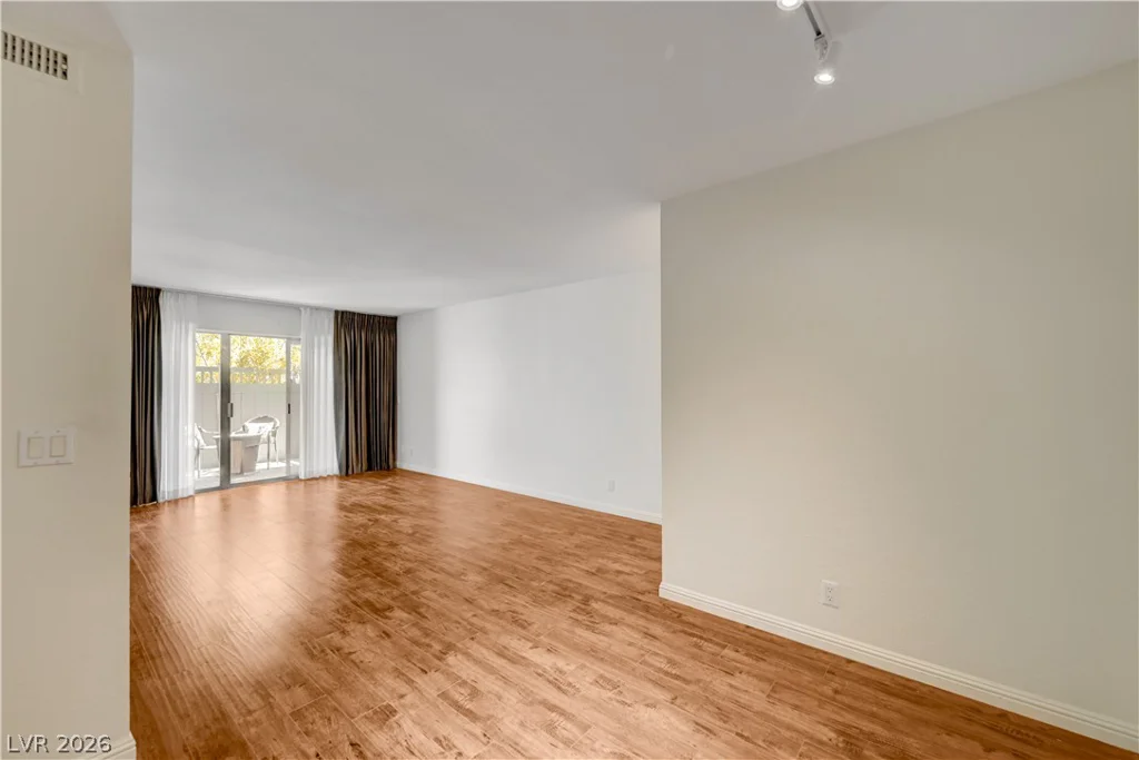 650 Oakmont, Las Vegas, NV 89109