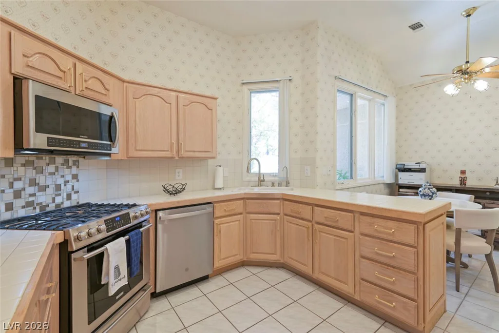 8275 Round Hills, Las Vegas, NV 89113