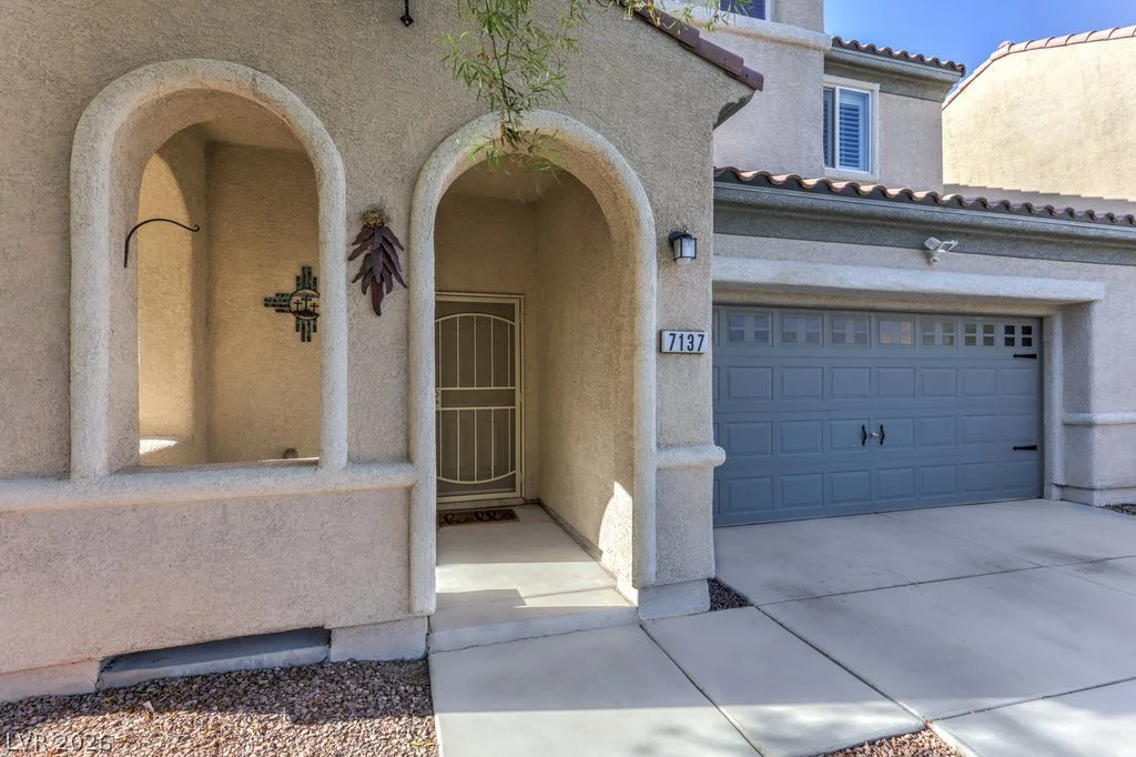 7137 River Meadows, Las Vegas, NV 89131