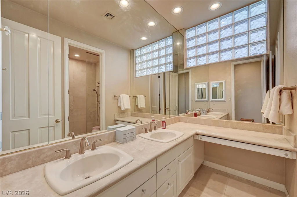 7995 Rio Rico, Las Vegas, NV 89113