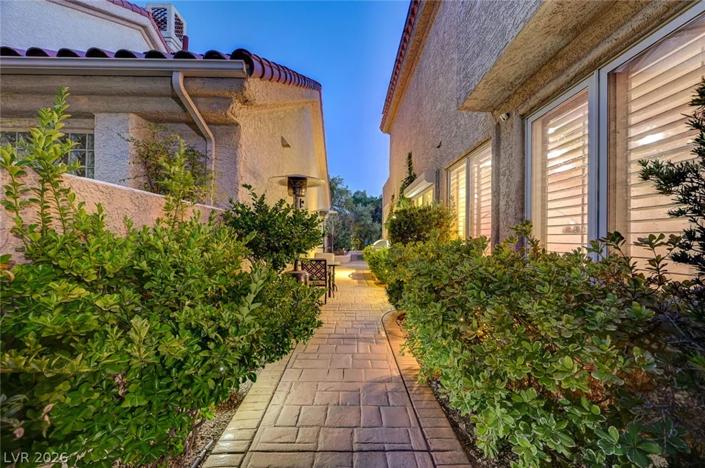 7995 Rio Rico, Las Vegas, NV 89113
