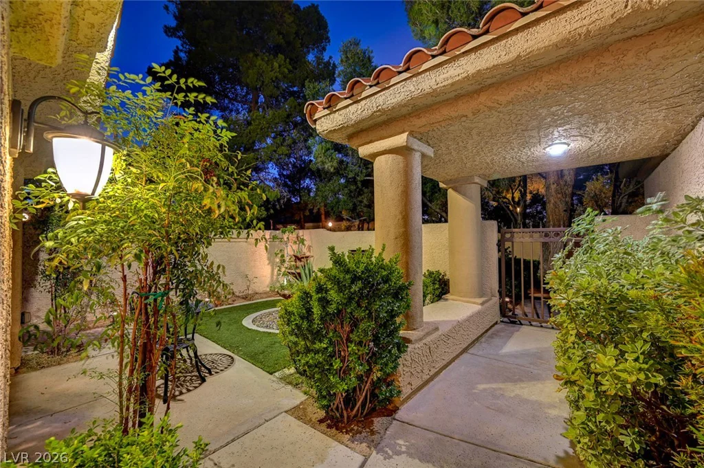 7995 Rio Rico, Las Vegas, NV 89113