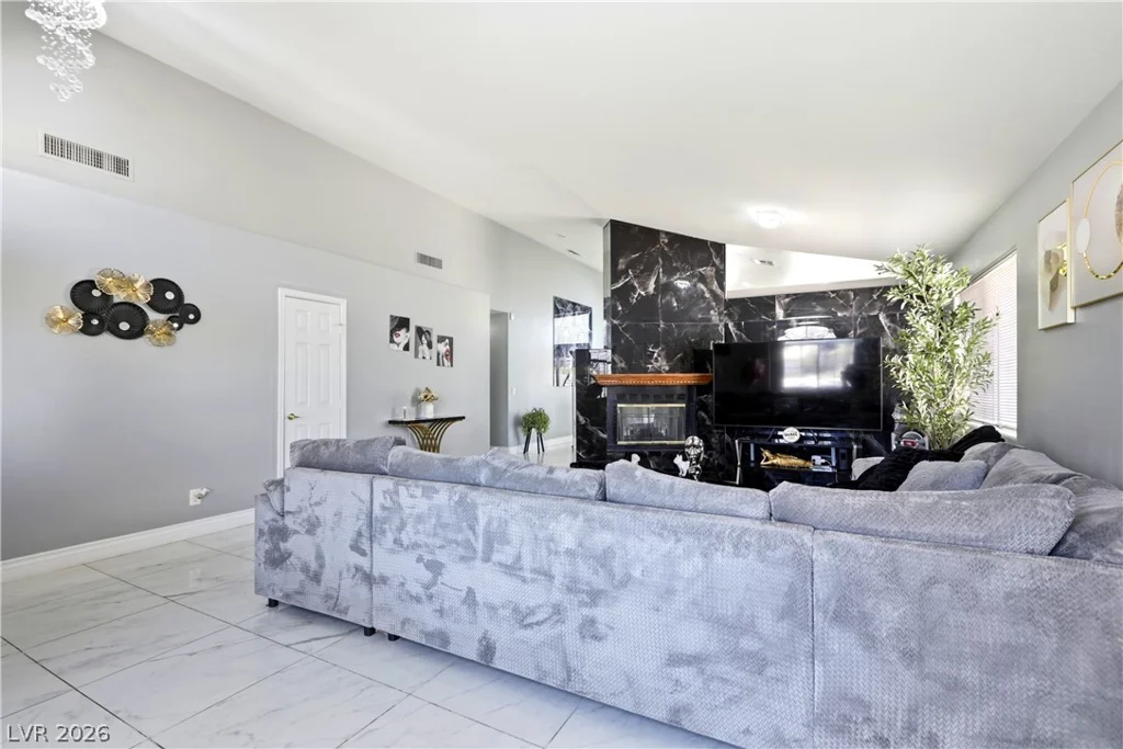7535 Meadowoak, Las Vegas, NV 89147