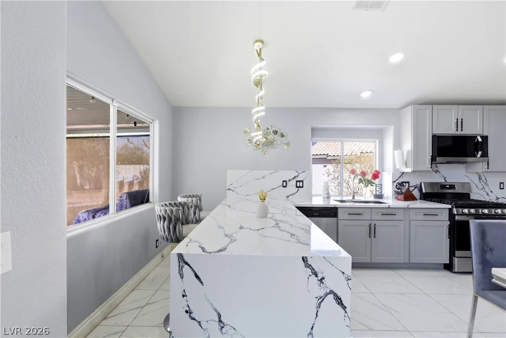 7535 Meadowoak, Las Vegas, NV 89147