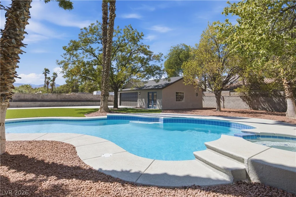6156 Foxcroft, Las Vegas, NV 89108