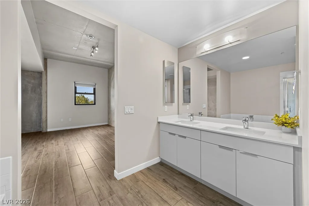 353 Bonneville, Las Vegas, NV 89101
