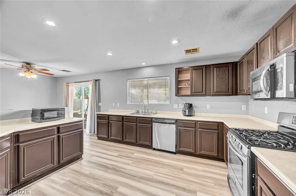 3966 Shimmering Plains, Las Vegas, NV 89129