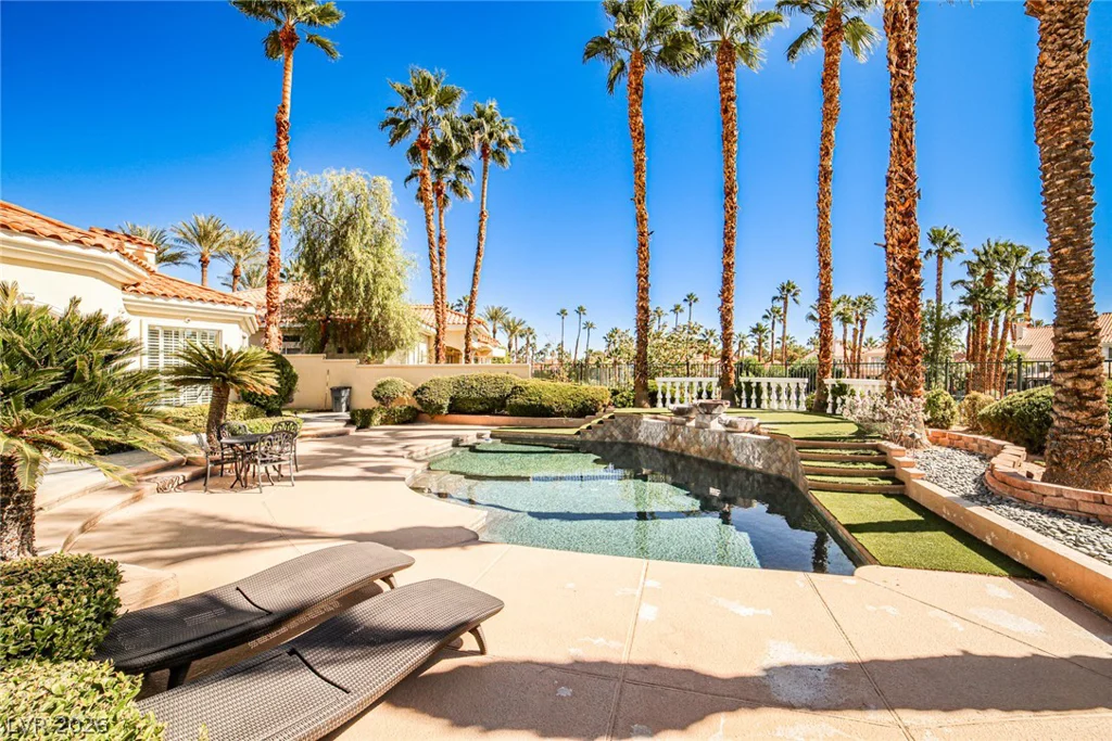 2300 Glenbrook, Las Vegas, NV 89117