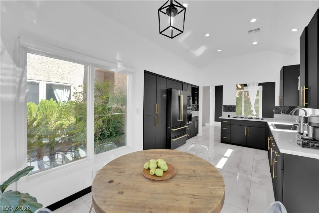 8170 Round Hills, Las Vegas, NV 89113