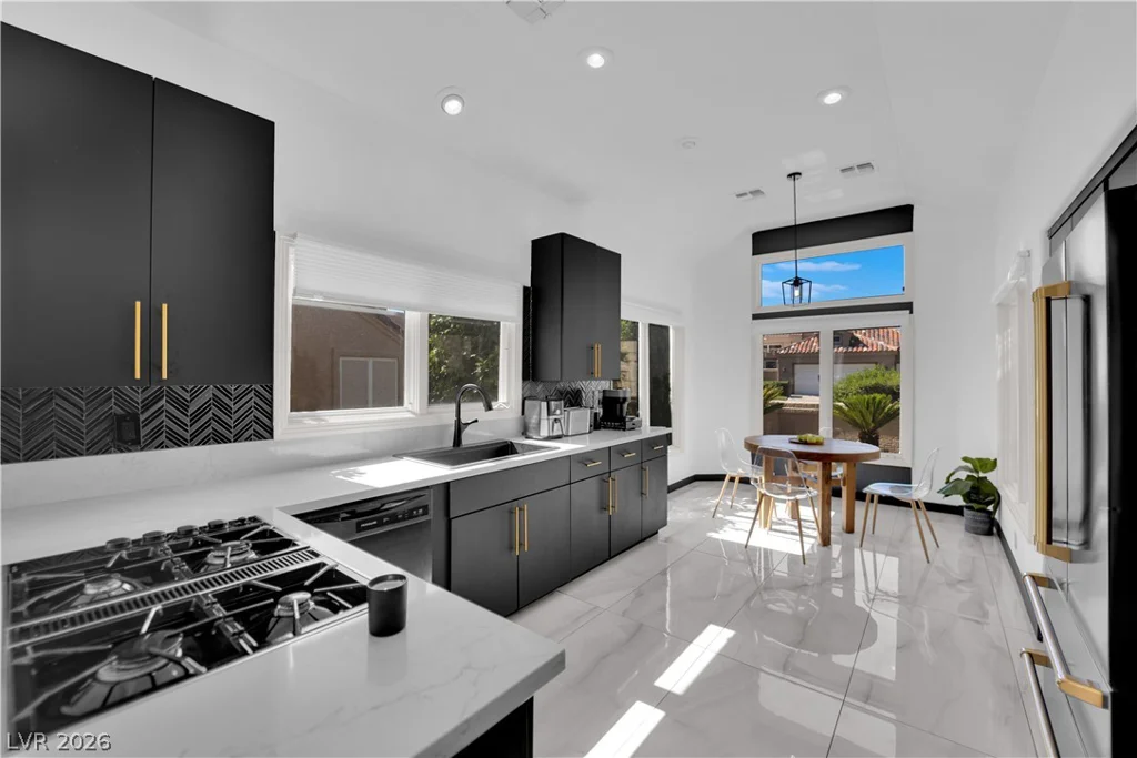 8170 Round Hills, Las Vegas, NV 89113
