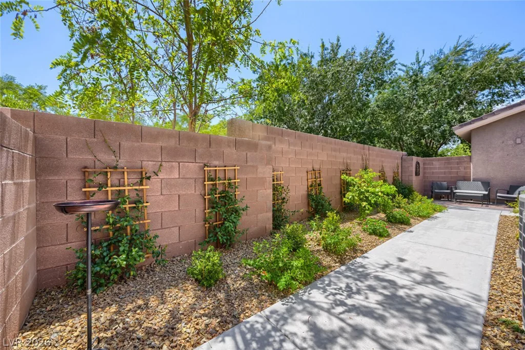 10505 Howling Coyote, Las Vegas, NV 89135