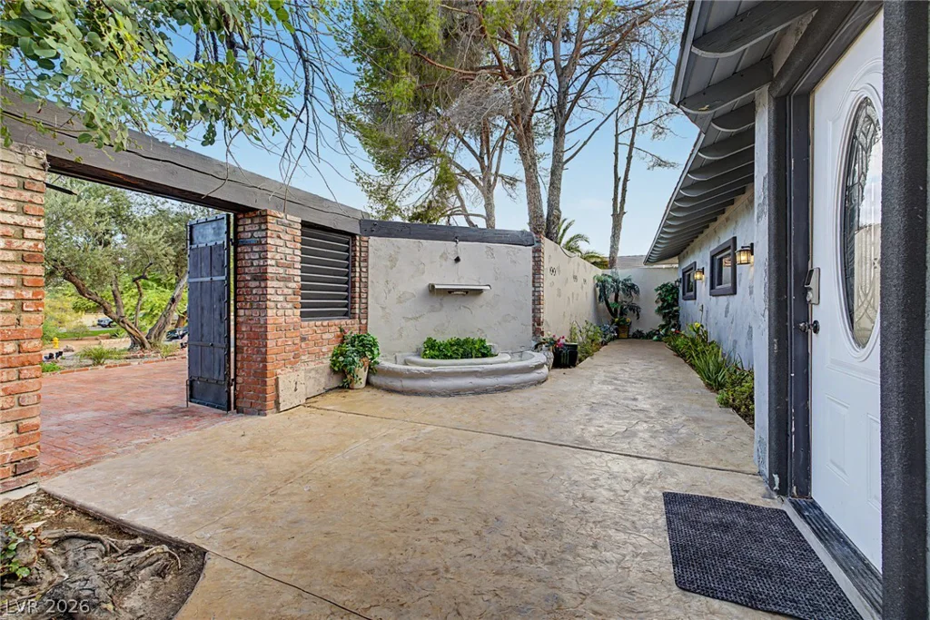 1572 Santa Anita, Las Vegas, NV 89119